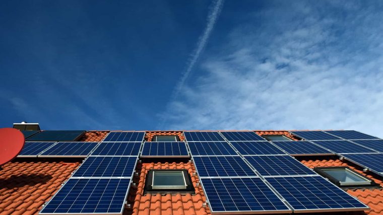Rolul panourilor solare în tranziția către energie verde