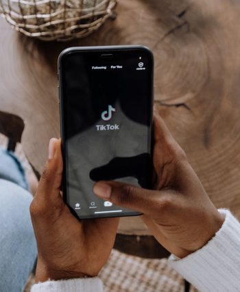 Cum să folosești TikTok pentru a-ți promova afacerea în 2025